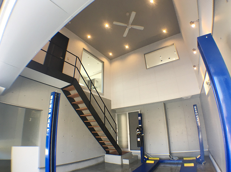 バック時には自動センサー作動