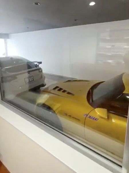 1階の部屋からガラス越しに見える2台の車