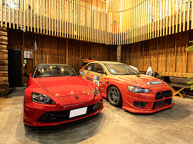 建築マニアのガレージと車2台