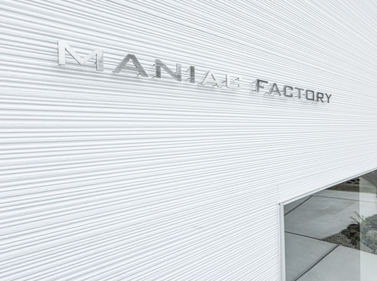 MANIAC FACTORYのロゴ看板