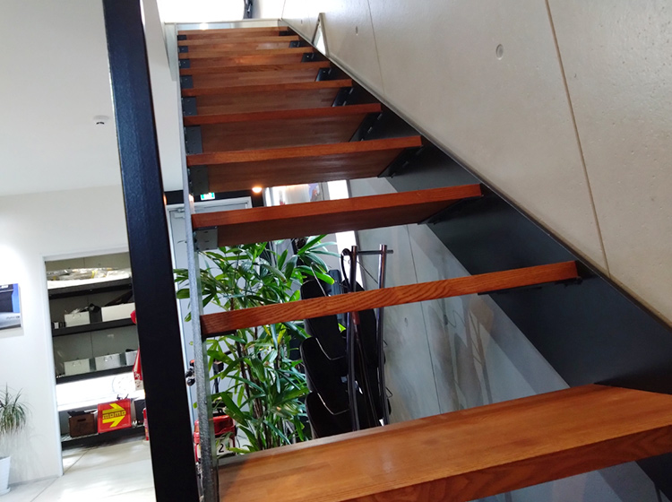 ガレージハウス内観の階段
