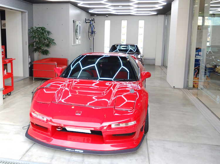 ガレージ内の赤い車