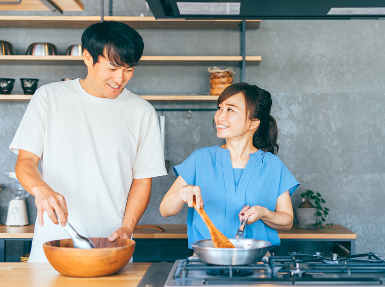 キッチンで料理をする夫婦