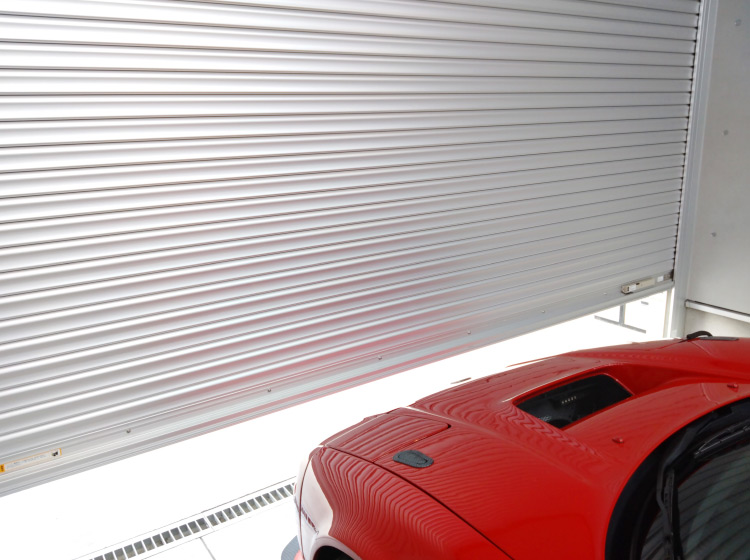 ガレージのシャッターと車