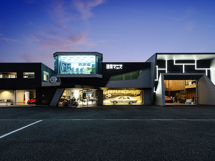 建築マニア外観・夕方