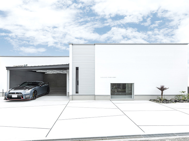 建築マニアのガレージハウスはシンプルモダン