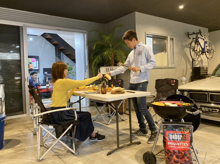 ガレージでバーベキューをする様子