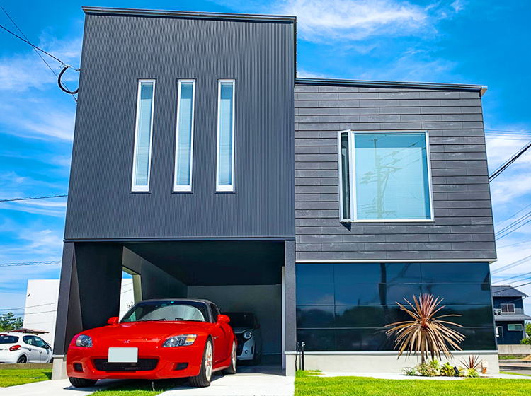 “ただの車好き”に収まらない！？プロレーサーが監修する建築マニアのガレージハウス