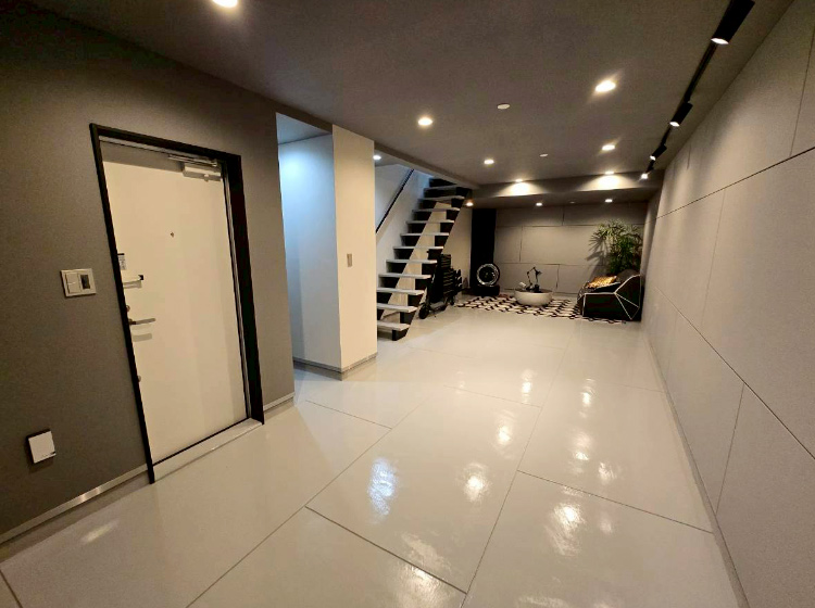 十分な収納スペースもあるガレージ