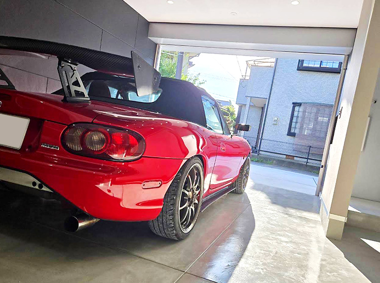 ガレージ内の車