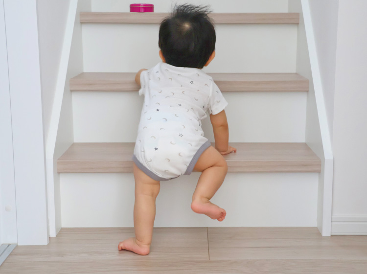 階段に昇ろうとする赤ちゃん