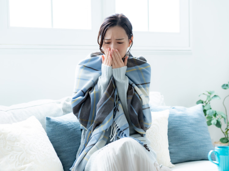 寒そうな女性